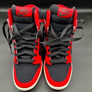 Nike Women’s Dunk Sky Hi Essential Size 6